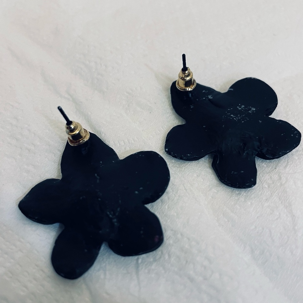 Black Clay flower Earrings - Picture 3 of 4
